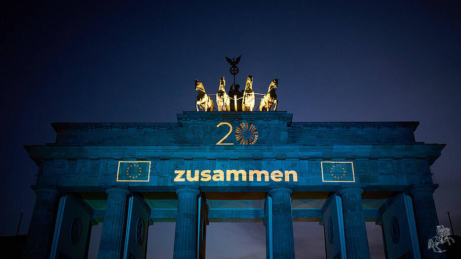 Berlin, illuminiertes Brandenburger Tor Zum 20. Jahrestag der EU-Erweiterung vom 1 Mai 2004 wird das Brandenburger Tor a